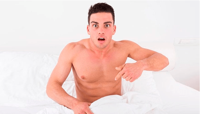 Un homme surpris par le résultat d’un agrandissement du pénis à la maison