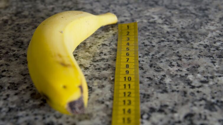 Mesure du pénis après agrandissement du gland en utilisant une banane comme exemple