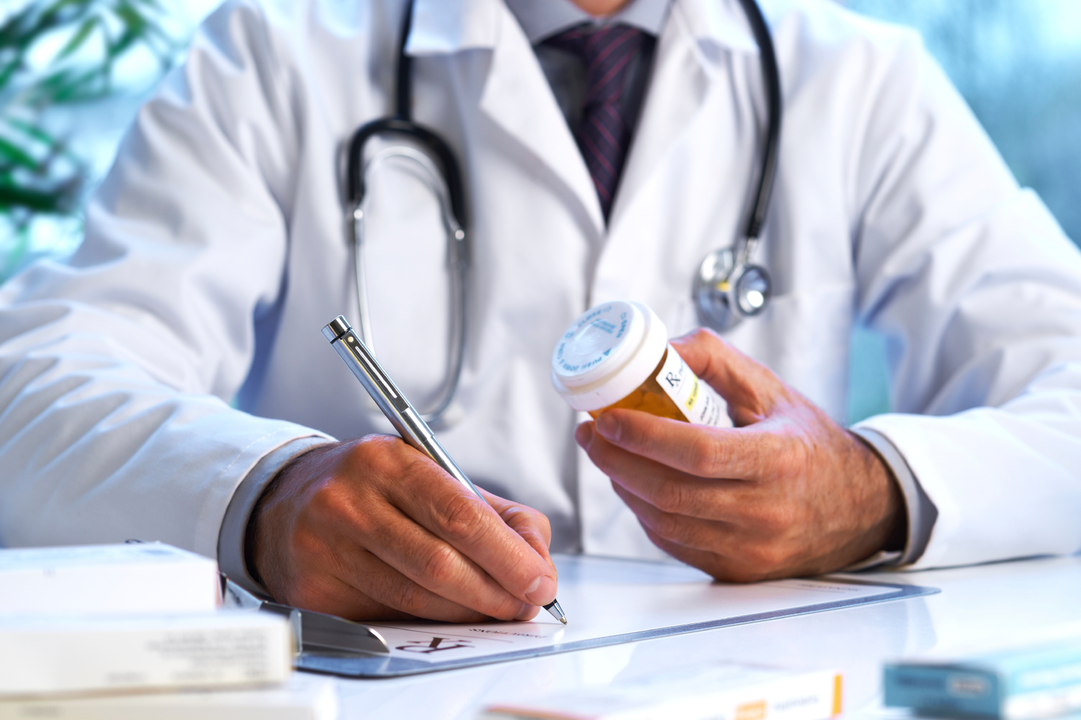 Un médecin prescrit des médicaments après une opération d'agrandissement du pénis